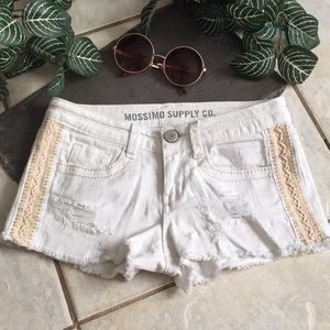Mossimo Target white embroidered shorts size 3 🖤
